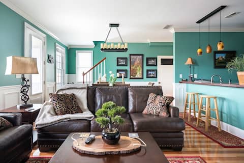 Top Airbnb: Admire Skyline from the Rooftop Terrace Chic Suite in Downtown