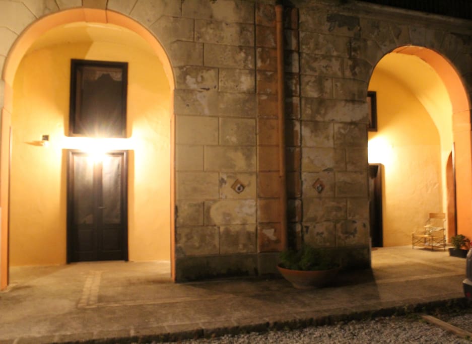 Esterno della casa in notturna.