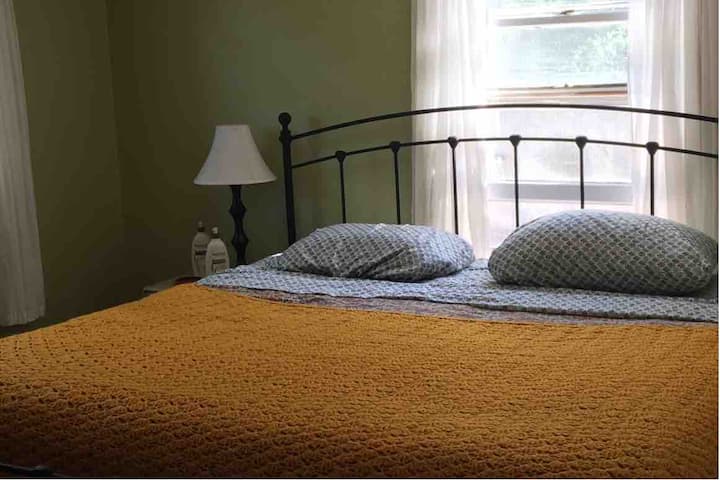 חדר שינה עם מיטת קינג ומאוורר תקרה. בכל חדר יש מזגן מפוצל.