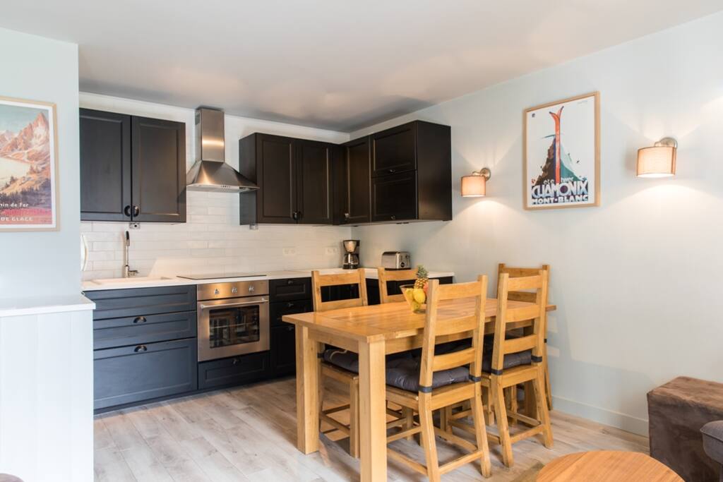 The kitchen and dining table seating 5