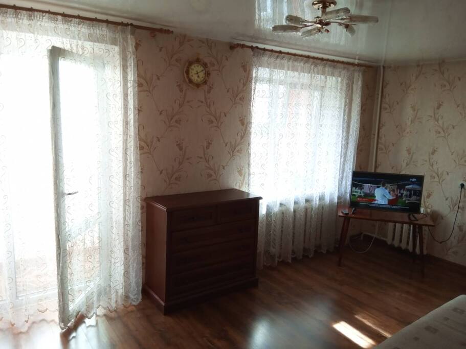 Большая комната, выход на лоджию