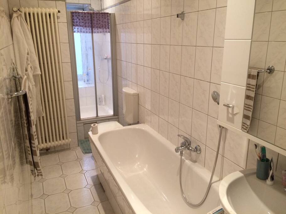 Badezimmer (Duschkabine+Badewanne)