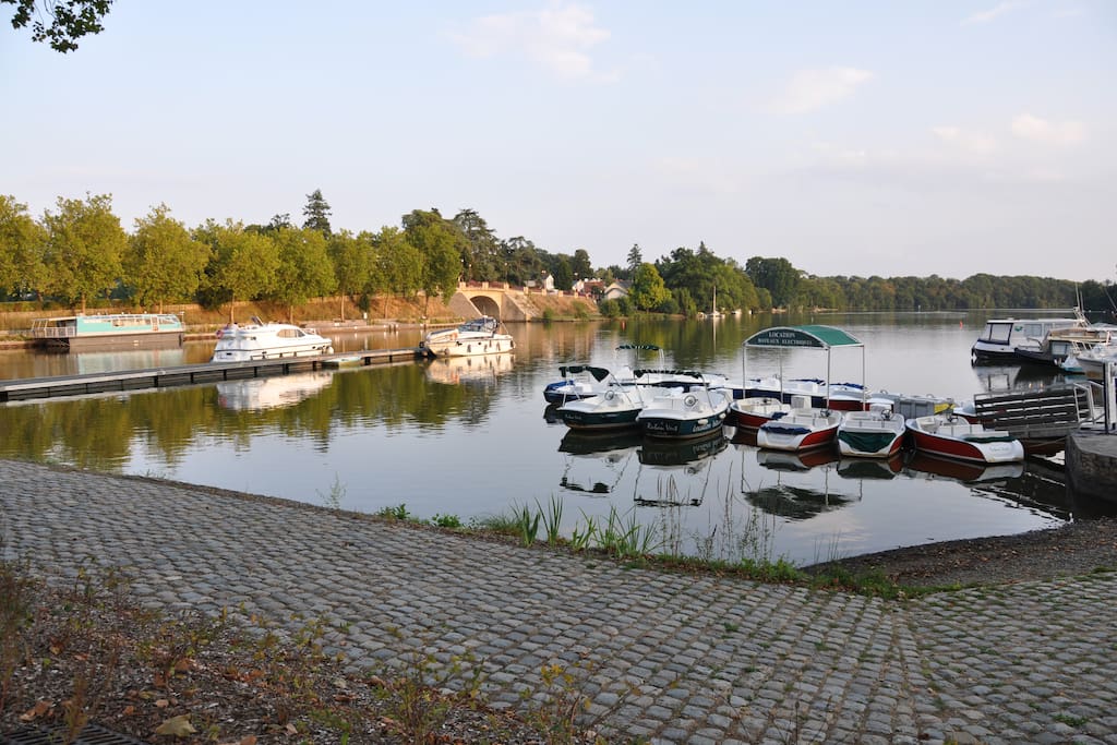 Port de SUCE SUR ERDRE à 5 minutes de la maison avec différentes activités nautiques
