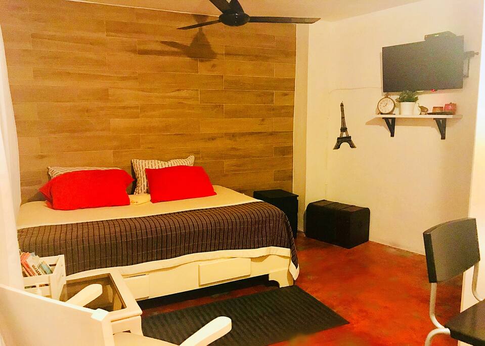 Habitación/ tv/ microonda/ nevera/ ventilador/ mesa
