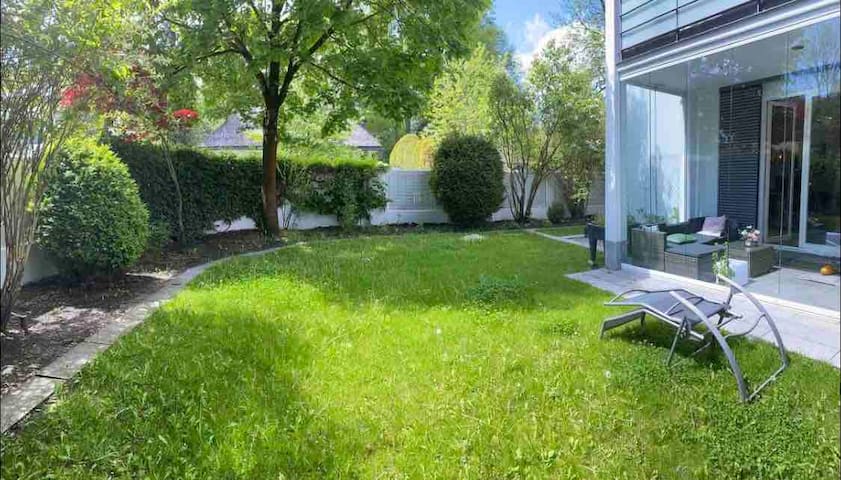 Luxury apartment with private garden &free parking