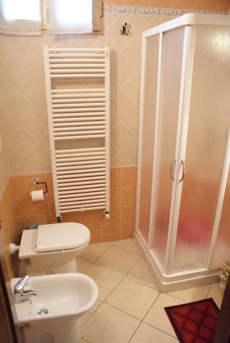 L'ampio bagno con doccia