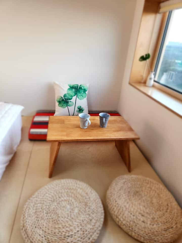 هذه غرفة كبيرة حيث يمكنك رؤية جهاز عرض الشعاع. عند الحجز لـ 6 أشخاص، يمكنك تدوير المرتبة وتعيين الجزء العلوي للنوم لمدة 4 دقائق.