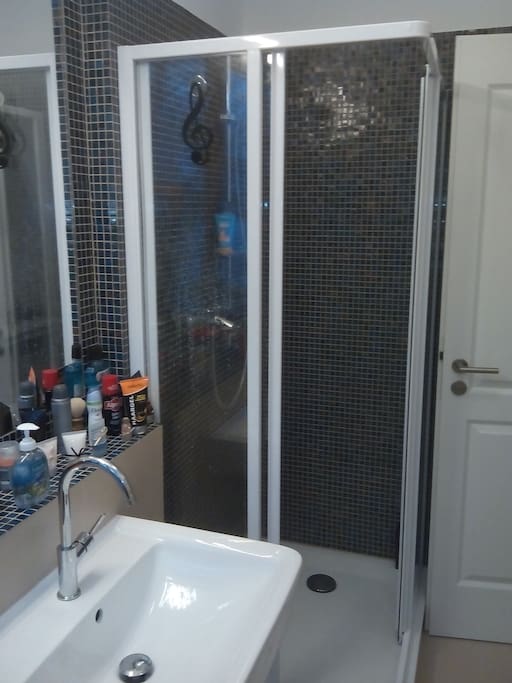 Shower cabine