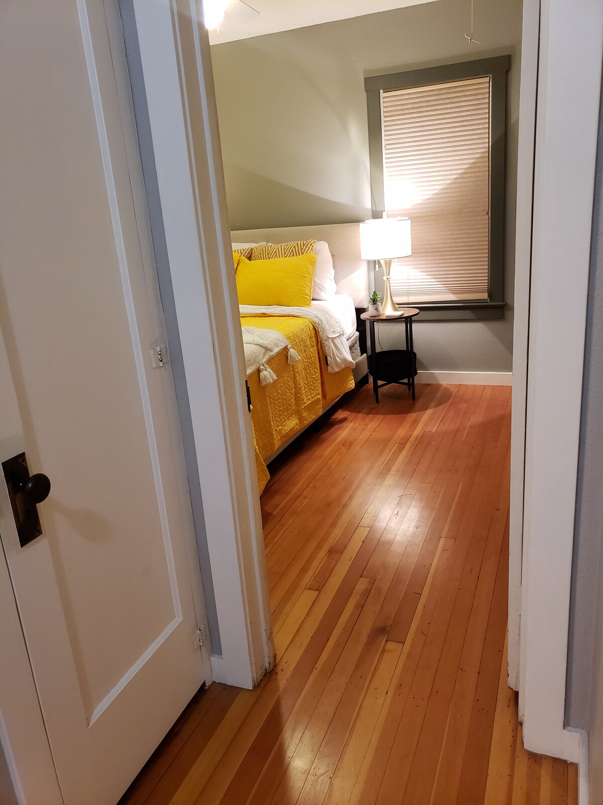 تعد أغطية السرير الصفراء المشمسة لمسة سعيدة!