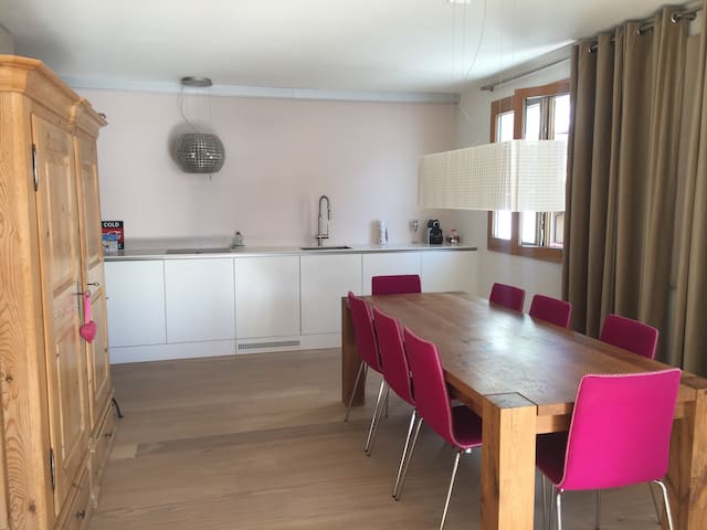 Modern hideaway with WHIRLPOOL, WIFI, COOL KITCHEN