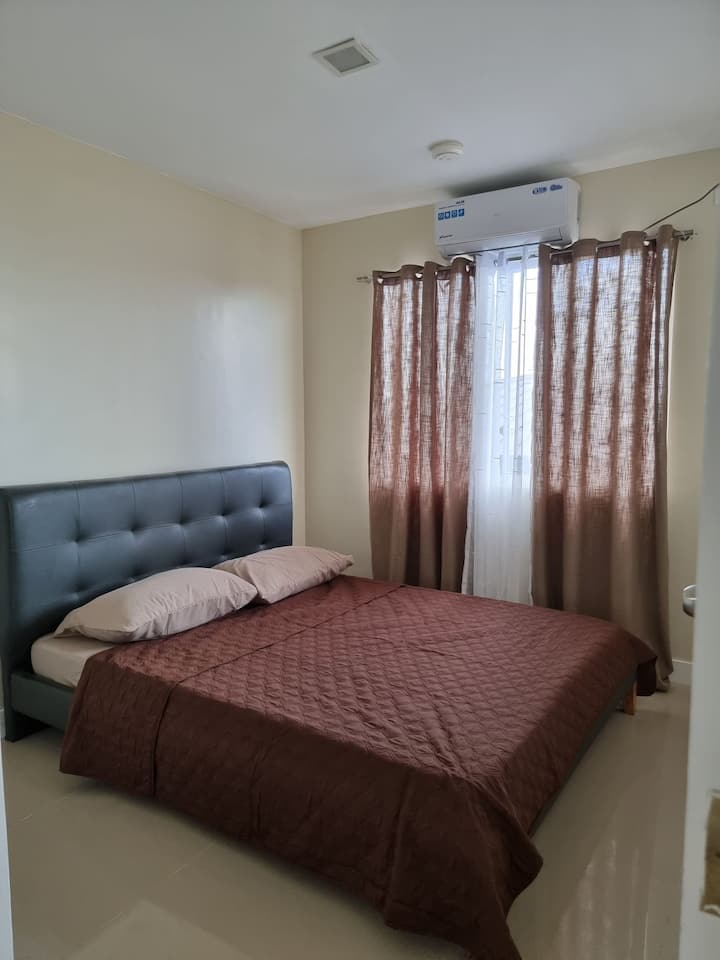 חדר שינה ראשי עם מיטת קווין סייז