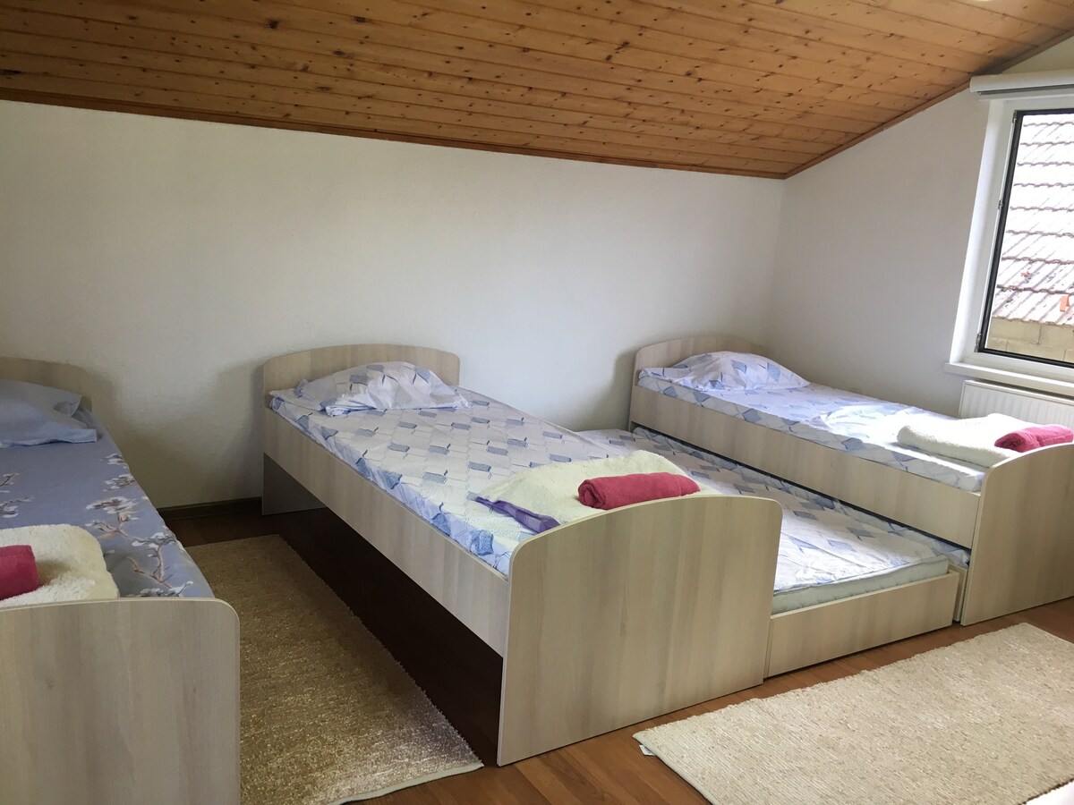 Მესამე ოთახს აქვს 3 სეპარირებული საწოლი, რომელიც შეიძლება შეიცვალოს კიდევ 3 ერთადგილიან საწოლზე, ხოლო საძინებელში შესაძლებელია 6 ადამიანის მიღება