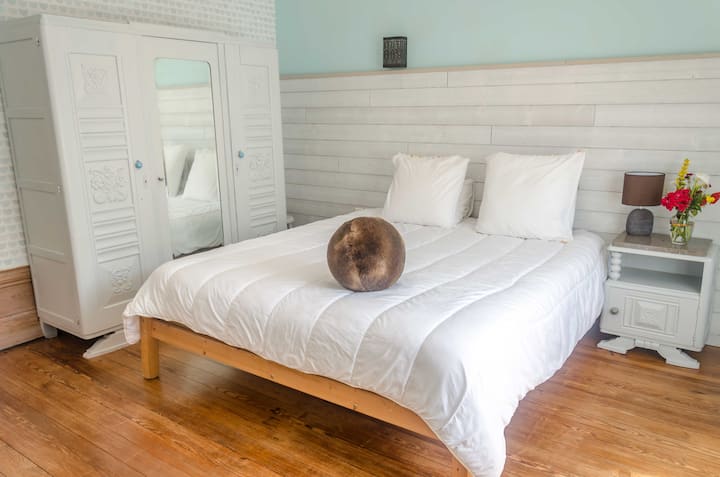The ground floor room can accommodate 2 people (king size bed) and adjoins a bathroom.
