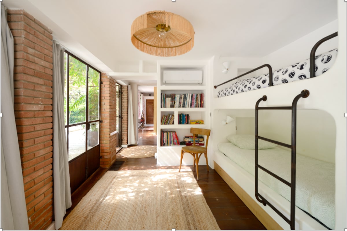 Kids bedroom studio with en-suite bathroom / habitación infantil estudio independiente con su baño. Esta habitación puede comunicarse con la de los padres o ser completamente independiente.