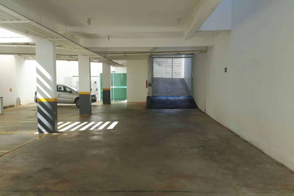2 portões de acesso com muros de 8 metros de altura.