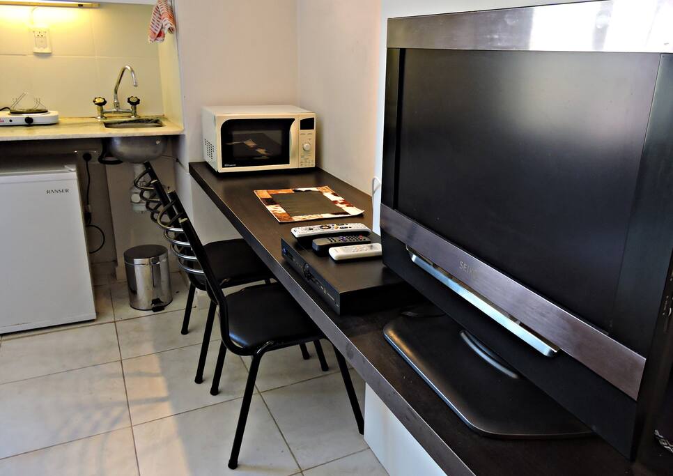 TV plana con servicio de Direct Tv Premium. Wi Fi en todo el complejo. Refrigerador tipo frigobar, microondas, anafe eléctrico dos hornallas, vajilla completa, pava eléctrica.