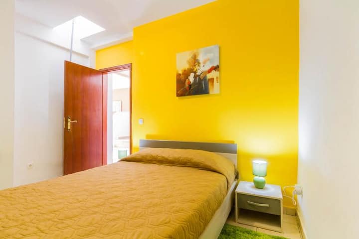 Საძინებელი ნომერი 1, რომელიც მდებარეობს მიწისზედა სართულზე, ყავისფერ და ყვითელ ფერებში. Ასევე, ხელმისაწვდომია უთო,უთოს მაგიდა და ფენი.