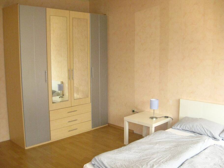 Schlafzimmer 1