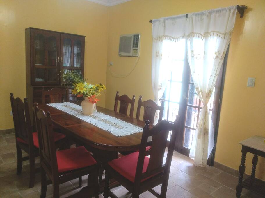 Living comedor con smart TV, A.A. y/o zona de trabajo.
