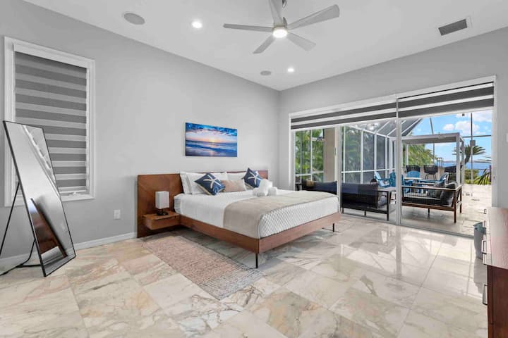 Დატკბით ჩვენი მთავარი საძინებლის ლუქს-კლასის კომფორტით, სადაც დასვენება გარე სამოთხეს ხვდება. Გასრიალებული  კარები, რომლებიც პირდაპირ აუზის ლანაიზე იღება და ღია ცის ქვეშ იზიდავს.  Კონფიდენციალურობისთვის ინდივიდუალური ჟალუზებიც არის.