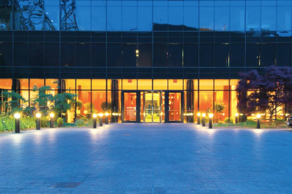 Private driveway with 24 hour doorman