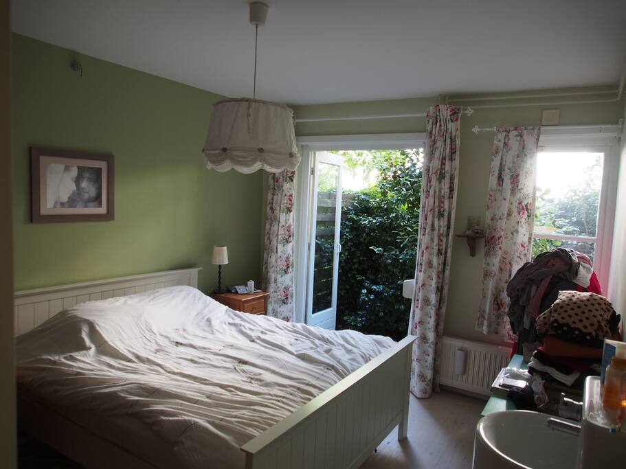 From the masterbedroom you walk right into the garden