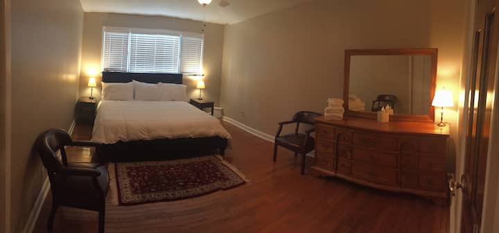 חדר שינה קינג בקומה הראשונה מאחורי המטבח