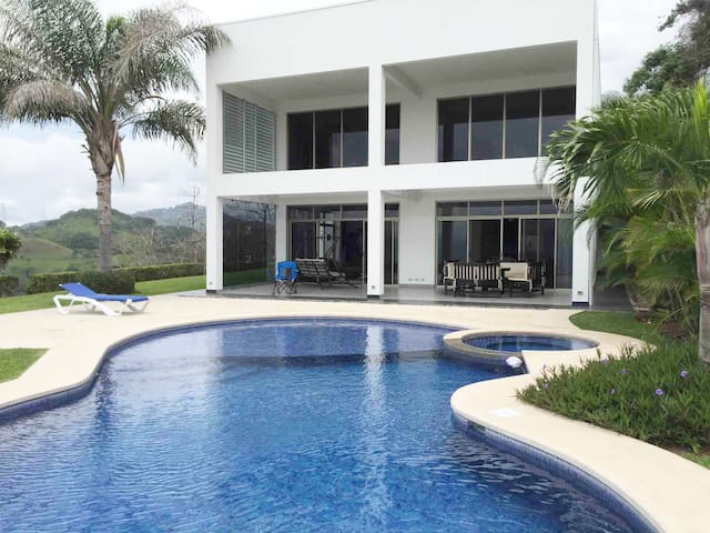 Espectacular house with beautiful view