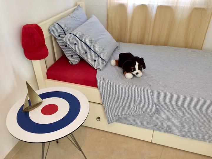 Спалната соба бр. 3 вклучува кревет на извлекување кој може да се повлече до два одделни единечни кревета. 

Ако сакате, може да ставите душек на подот за трето дете.

Оваа соба е, исто така, скриено место на нашите детски играчки со различни играчки и книги, вклучувајќи и некои соодветни за мали деца.