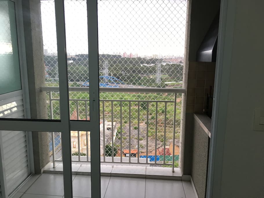 Acesso pela sala para a varanda gourmet. Tem uma linda vista livre da sacada.