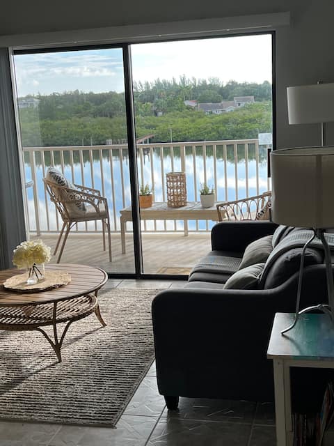 Successful Airbnb property: Lovely Rental Unit- 5min Walk to White Sandy Beach in Indian Shores
