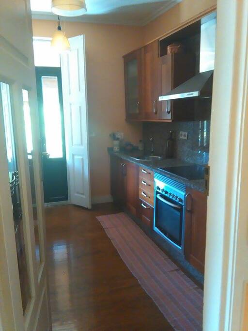 cocina con acceso a la terraza y jardín.