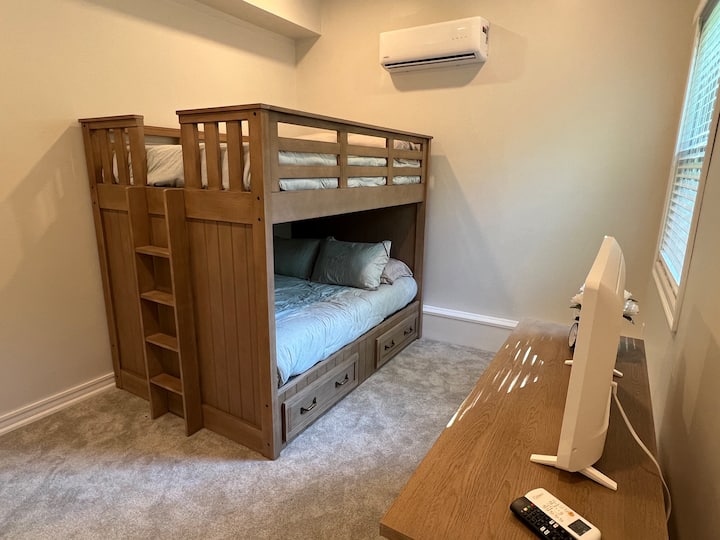 Camera da letto al primo piano con letti a castello e Smart TV da 32"