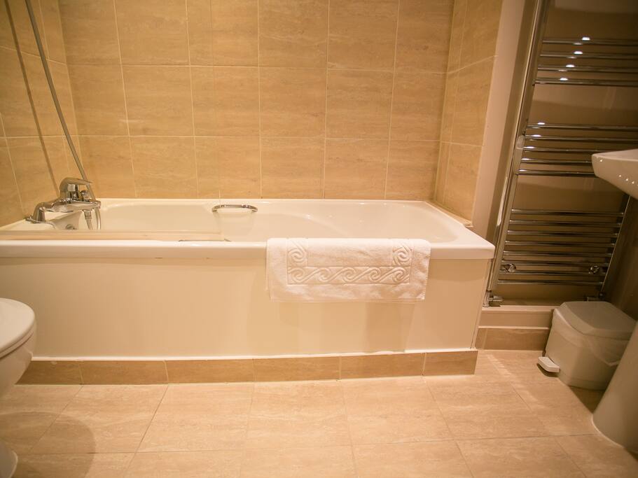Room 8 with shower over bath
