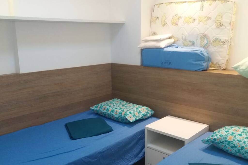 Quarto 2
Split 12000 btus, armários e duas camas.
Equipado também com berço montável.