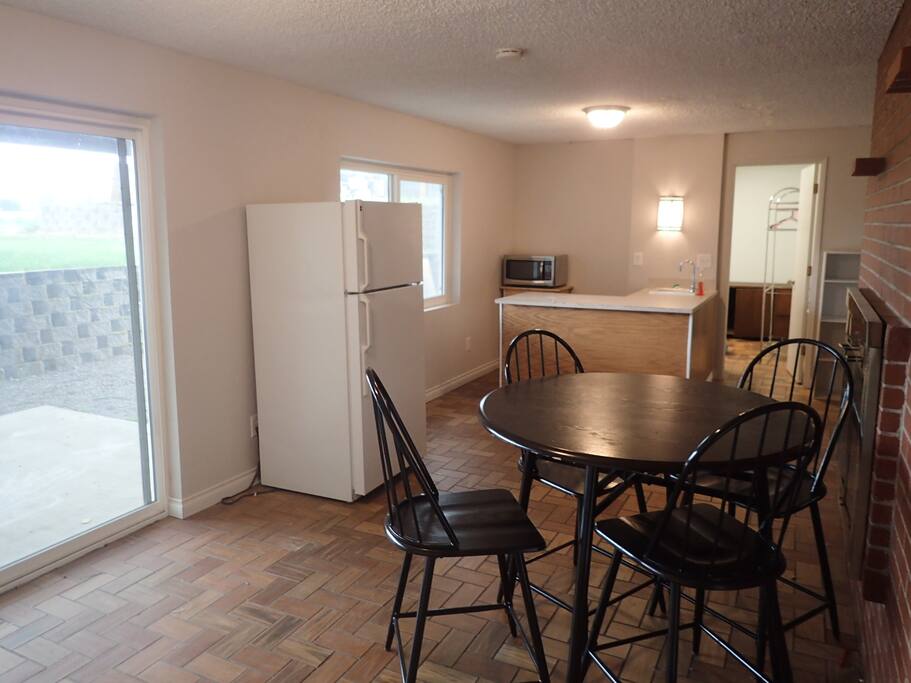 Eat Breakfast and Dinner with a Beautiful View! Fridge always stocked with food