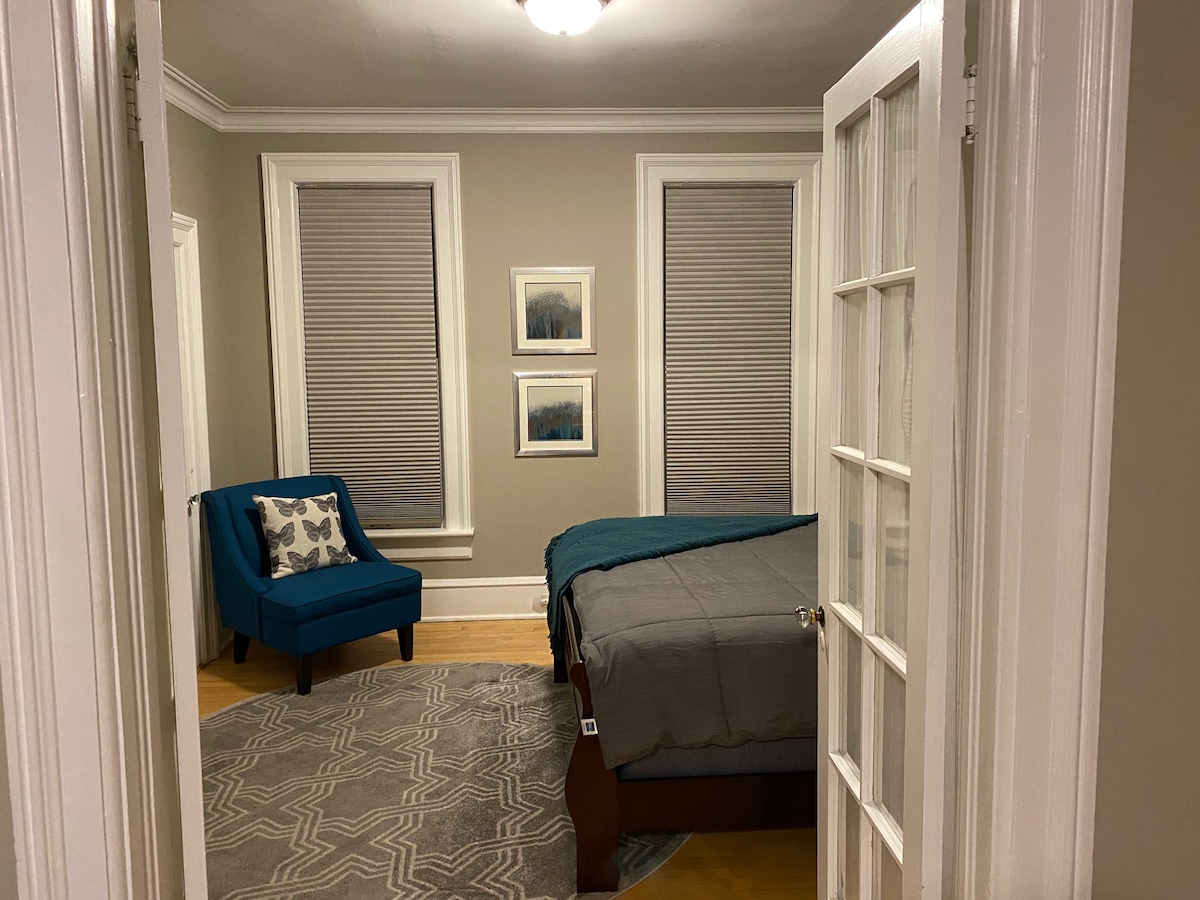 -Slaapkamer met queensize bed