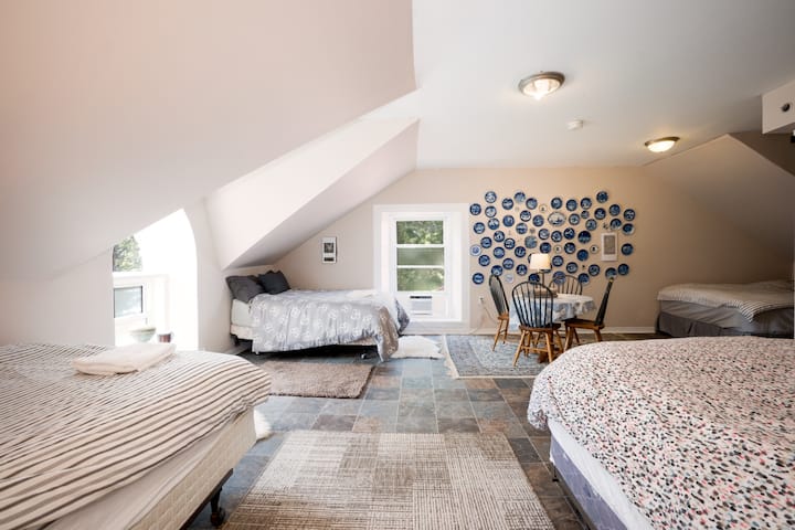 4 кревета (3 кралици и 1 брачен кревет),
а потоа бања 