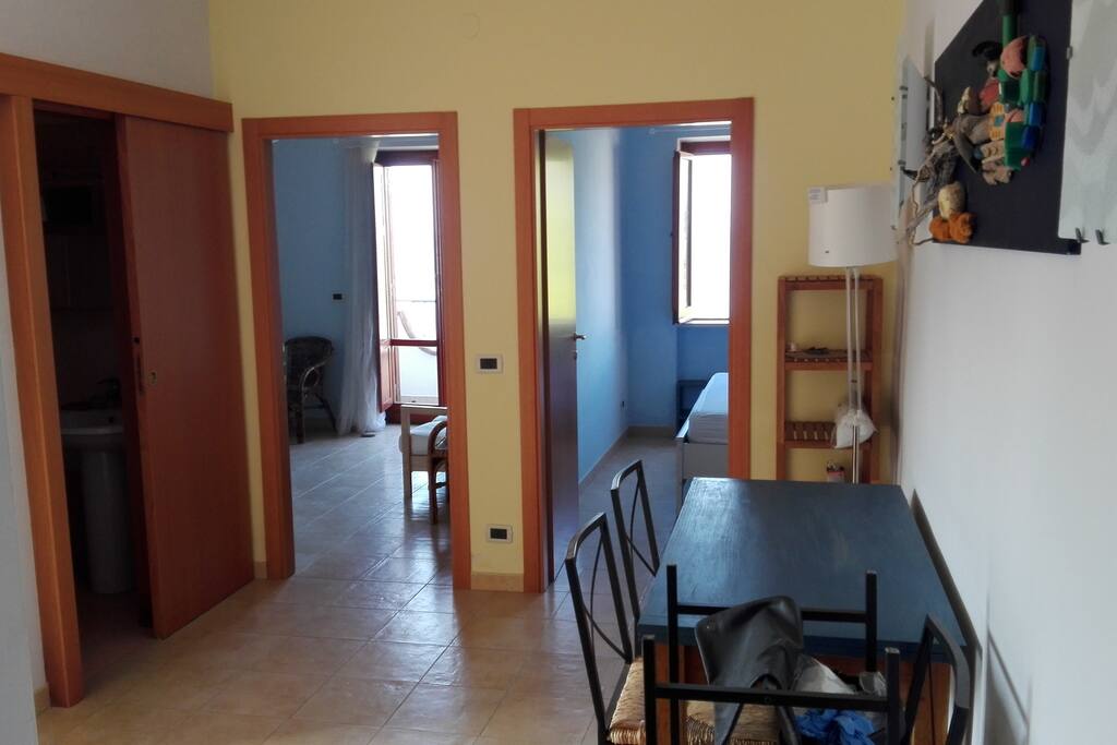 Vista dal soggiorno, bagno a sinistra, camere di fronte