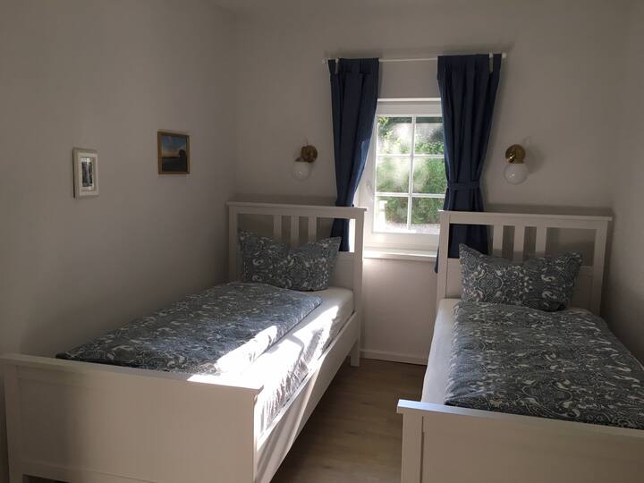 卧室配备2张单人床