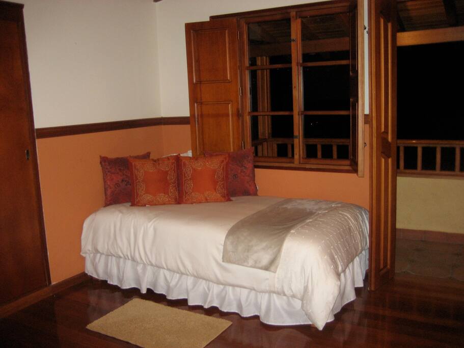 habitación numero 1 con balcón en el segundo piso (De Noche)