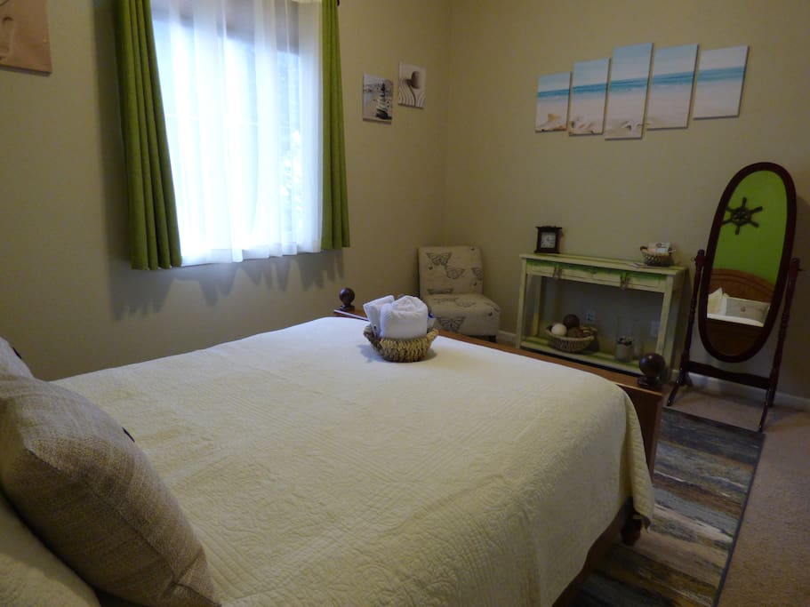 Green Room - Queen Bed
