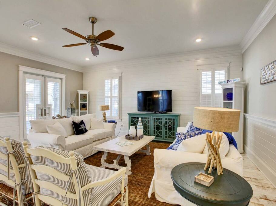 Living Room with Plenty Of Seating