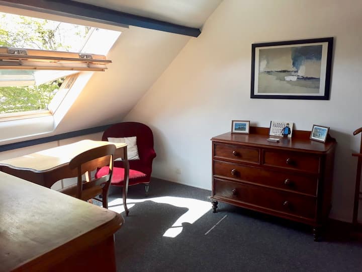 Chumba cha kulala na dawati #5 sakafu (kitanda 140)