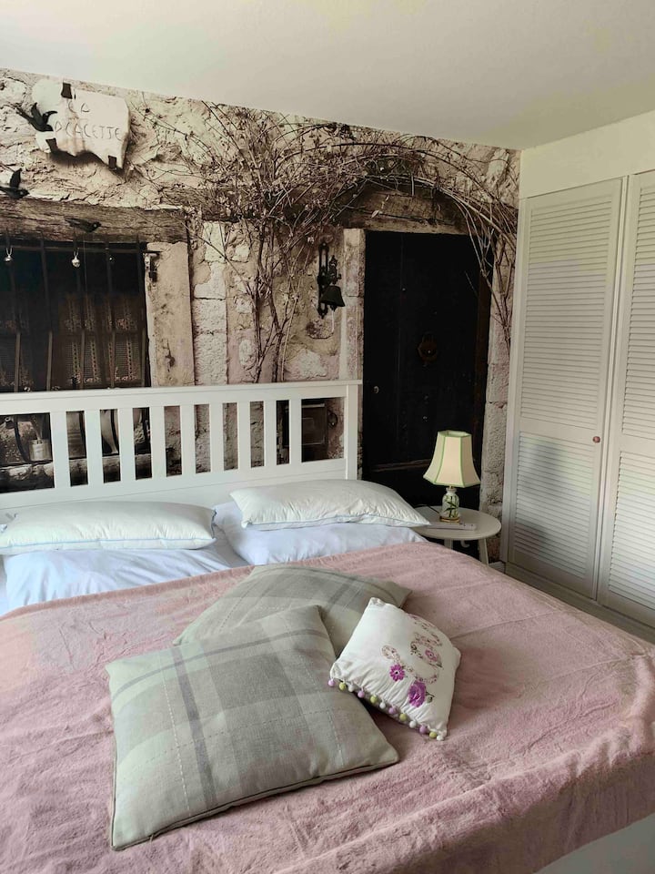 Dormi davanti a un antico muro