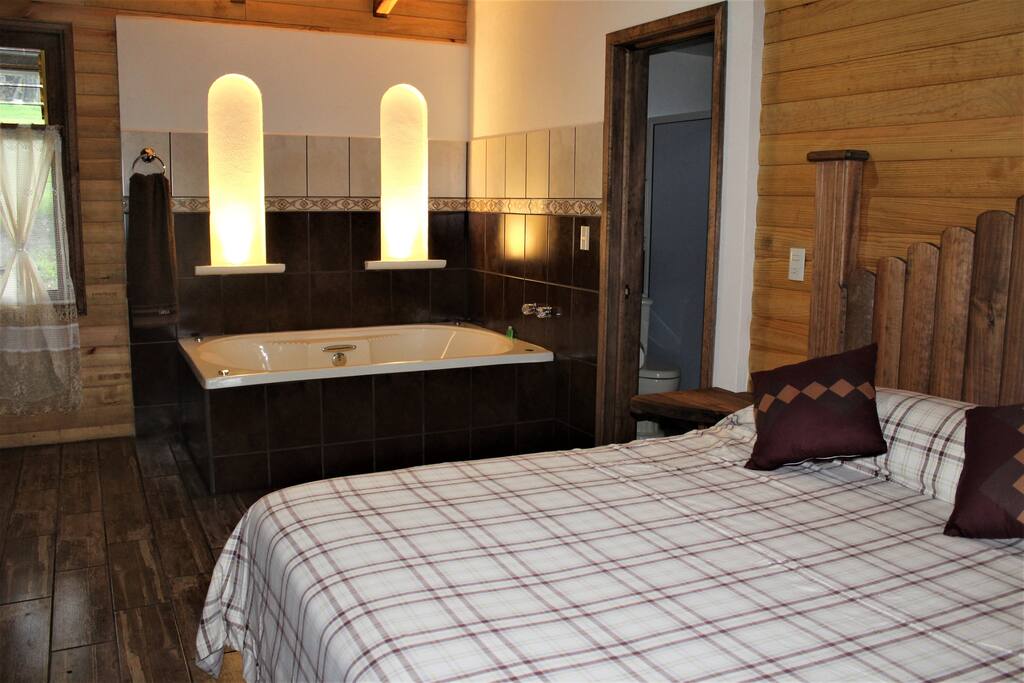 Excelente cabaña ideal para pareja, con su jacuzzi a un lado. Completamente nueva! Te enamoraras de cada detalle.