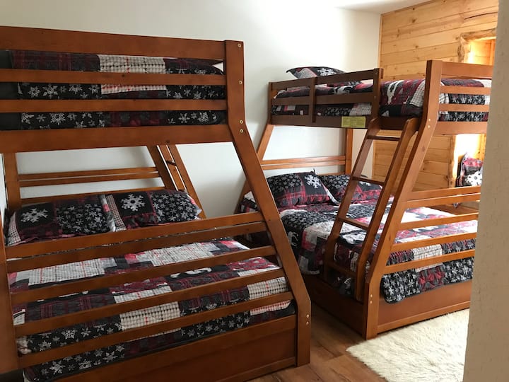 Druga spavaća soba nudi dva kreveta na kat s dva odvojena kreveta i pametni TV od 32"kako bi se djeca zabavljala.