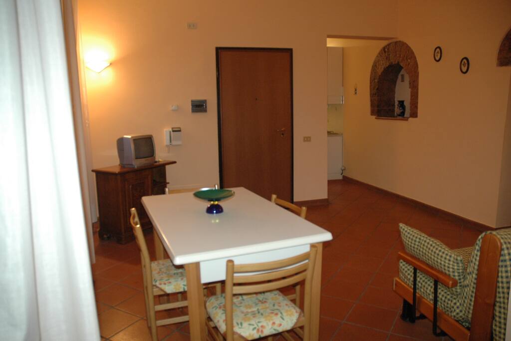 Salone con cucina angolo cottura