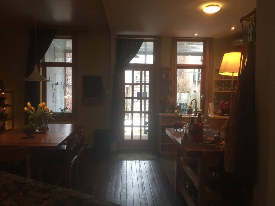 Cuisine et salle à manger donnant sur la cour arrière
