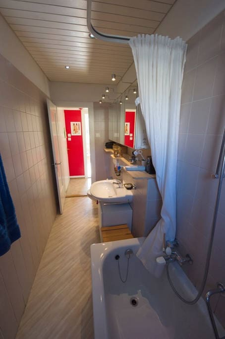 Badezimmer mit Badewanne und WC